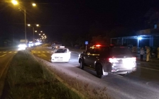 Xe taxi 'chặn đầu' xe biển xanh... ngay giữa quốc lộ 1