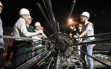 Xuyên đêm sửa chữa khẩn cấp tràn xả lũ Nam Thạch Hãn, lo cho 8 vạn dân