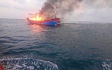 Quảng Trị: Cứu 7 ngư dân trong vụ hỏa hoạn ngay giữa biển