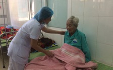 2 bệnh nhân trăm tuổi về nhà ăn tết sau 2 ca mổ khó