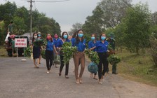 Các cô giáo mầm non bưng rau, bắp chuối, bí đao, mít...tặng khu cách ly