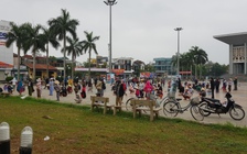 Hàng trăm người chờ nhận quà giữa dịch Covid-19, điểm phát quà buộc dừng hoạt động