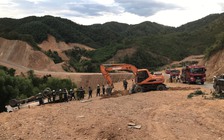 Xe chở 5 tấn thuốc nổ bị lật giữa đường núi, hàng chục cảnh sát 'giải cứu'