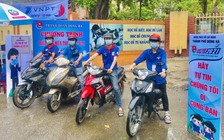 Đội xe ôm áo xanh 'vượt nắng, thắng mưa' đưa sĩ tử đi thi