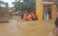 Cảnh sát dùng xuồng hơi giải cứu hàng trăm học sinh Đông Hà kẹt trong trường vì nước lũ