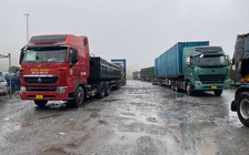 Sạt lở tắc đường, hàng chục xe container kẹt ở cửa khẩu quốc tế La Lay