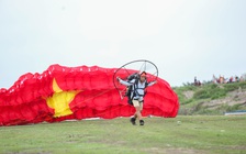 Tây Ninh thu hút du khách với dù lượn, diều bay thể thao