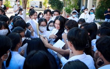 Á hậu Du lịch Trịnh Thị Trúc Linh hạnh phúc trong vòng tay học sinh trường cũ