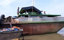 Một người làm việc trên sà lan mất tích sau ánh chớp sáng lòa trên sông