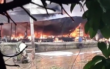 Nổ bình gas, một người chết trên tàu dầu bốc cháy dữ dội