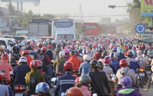 Hàng nghìn xe 'chôn chân' trước Trạm thu phí BOT cầu Rạch Miễu