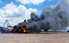 Tàu cá tiền tỉ ở Bến Tre trôi ra biển cháy rụi