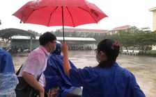 Tiếp sức mùa thi: Thí sinh ấm lòng dù bị ướt mưa