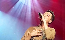 Gặp tai nạn 'đổ máu', Đàm Vĩnh Hưng vẫn quyết đeo kính đi hát