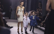 Hồng Nhung đưa cặp song sinh lên sàn catwalk
