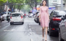 Á hậu Thanh Tú nổi bật với chiều cao 1,8 m khi dạo phố