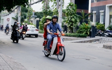 Quý Bình chạy xe cup, chở Trác Thúy Miêu đón Giáng sinh