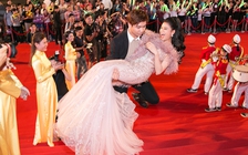 Sợ Trương Quỳnh Anh vấp ngã, Tim bế bổng bà xã trên thảm đỏ