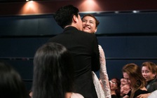 Trường Giang ôm hôn Nhã Phương khi thắng đậm ở giải Mai vàng