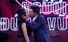 Nam Thư đòi Huy Khánh hôn môi trên sân khấu