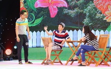 Hoài Linh mặc quần đùi, mang dép lê đi tập kịch