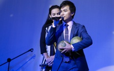 Mạnh Quỳnh bối rối khi được khán giả tặng... bưởi trên sân khấu