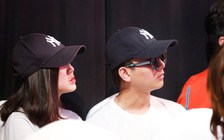 Hoài Lâm và Bảo Ngọc đội nón đen che mặt khi đến ủng hộ Gia Bảo