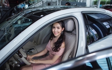 Phan Thị Mơ khoe 'xế hộp' tiền tỉ