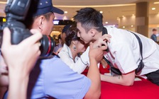 Fan nữ 'bất chấp' để ôm, nắm tay Sơn Tùng M-TP trong buổi ký tặng sách