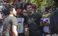 Thành viên Black Eyed Peas xuất hiện gây 'huyên náo' chợ Bến Thành