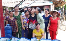 Việt Hương được người dân miền Tây hôn tới tấp khi đi làm từ thiện