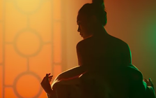 Mỹ Tâm để mặt mộc, trút bỏ xiêm y trong MV mới