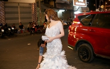 Lâm Khánh Chi được chồng chỉnh váy áo khi dự sự kiện cho người chuyển giới