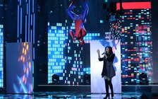 Hồng Nhung, Phương Thanh ngỡ ngàng trước màn vừa treo ngược vừa hát của VJ Quốc Bảo