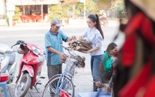 Tường Linh mướt mồ hôi đạp xe bán củi ở Tây Ninh