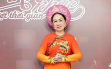 Gần 70 tuổi, NSƯT Hồng Vân vẫn đi hát hằng đêm sau tai nạn