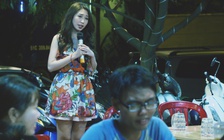 Khổng Tú Quỳnh 'đi bán kẹo kéo' giữa tin đồn chia tay Ngô Kiến Huy