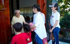 Lý Hải khiến mẹ xúc động khi đưa vợ con về thăm nhà