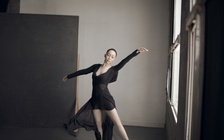 Linh Nga trở lại với hình ảnh 'chim công làng múa'