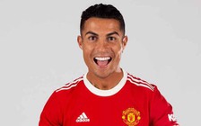 Ronaldo khoe áo mới không số của Manchester United