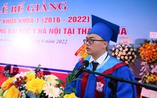 Tân bác sĩ 24 tuổi vừa phát biểu vừa khóc trong lễ bế giảng