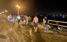 Xe đầu kéo lao xuống sông Hồng, tài xế thoát chết