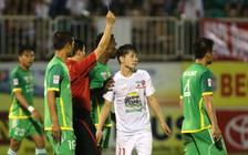'Trọng tài rút thẻ đỏ làm... xấu trận cầu đẹp giữa HAGL và Cần Thơ'