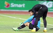 Cầu thủ HAGL an ủi đàn em U.16 Việt Nam