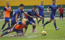 Tuyển Việt Nam quần thảo giữa sân Thống Nhất trắng nước