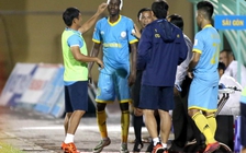 Ngoại binh Sanna Khánh Hòa muốn khóc với cách quấn băng không đụng hàng