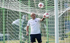 HLV tuyển U.20 Pháp đón sinh nhật trên sân tập