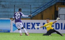 V-League 2019: Thủ môn Đức Cường mắc lỗi giúp Hà Nội thắng dễ Bình Dương