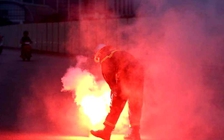 Pháo sáng xuất hiện tại Mỹ Đình