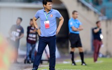 Thua Bình Định, HLV Vũ Tiến Thành đổ thừa... mặt sân xấu